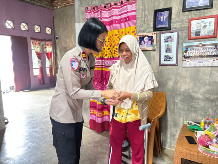 Polwan Polres Simalungun Jenguk ASN Yang Sakit Menahun