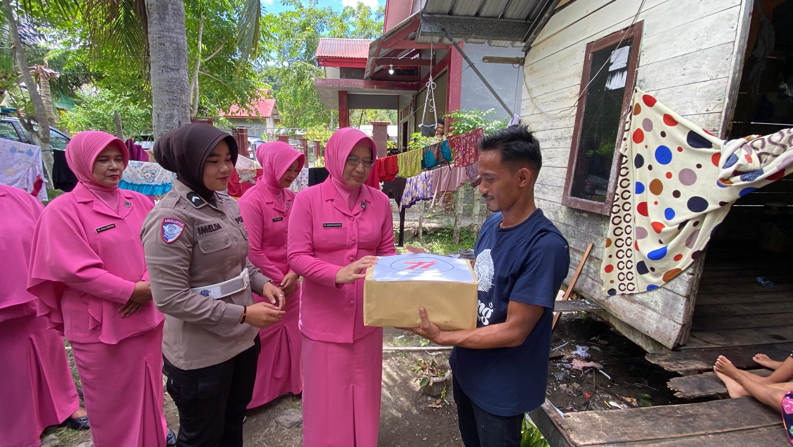 Ketua Bhayangkari Dan Polwan Polres Sabang Salurkan Sembako