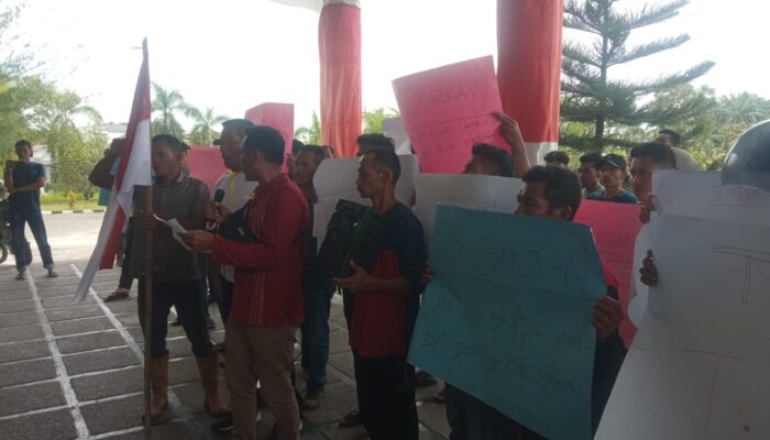 Pengunjuk Rasa Guncang DPRK Aceh Tamiang, Tuntut Proses Hukum Direktur PT. DJ Alur Jambu