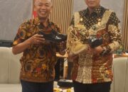 Owner sepatu merak Kotama, Azri SM AK berfoto bersama dengan Wali Kota Medan, Rico Waas.