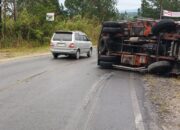 Truk Lintas Bermuatan Jeruk Terbalik