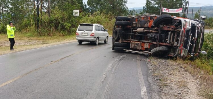 Truk Lintas Bermuatan Jeruk Terbalik