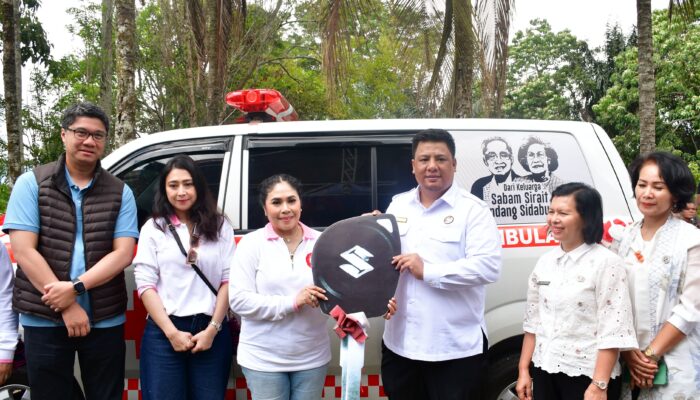 Keluarga Sabam Sirait-Sondang Sidabutar Berikan Ambulans Untuk Samosir