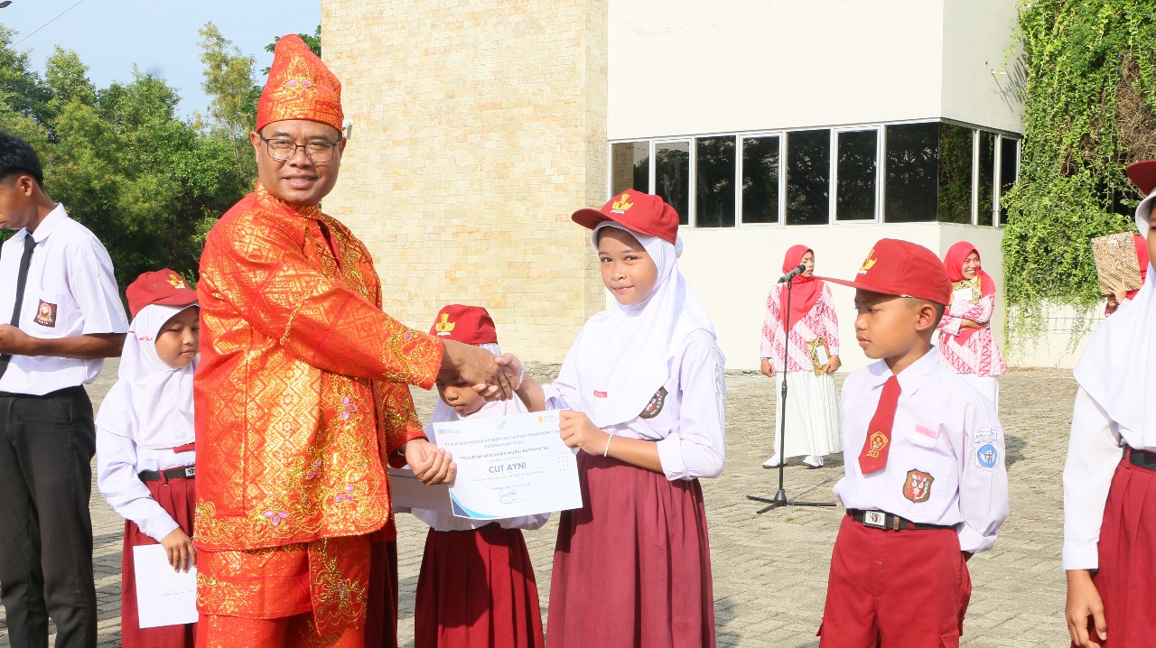 PLN Indonesia Power Pangkalansusu Beri Beasiswa Pada Momen Hari Kemerdekaan RI