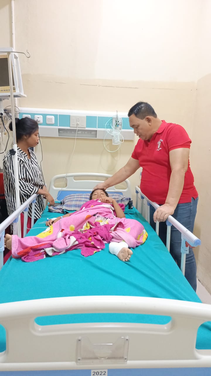 Orangtua Alfa Menangis Haru Anaknya Dibantu Dahnil Ginting Di RS Amri Tambunan