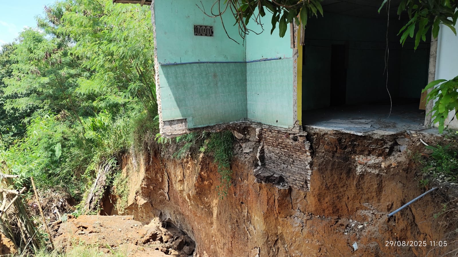 Respon Pemerintah Lamban, Rumah Warga Runtuh Kena Longsor Di Batubara
