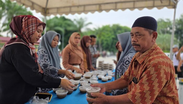 Badan Pengelola Masjid Agung Sultan Thaf Sinar Basarsyah Berbagi Pada Jumat Barokah