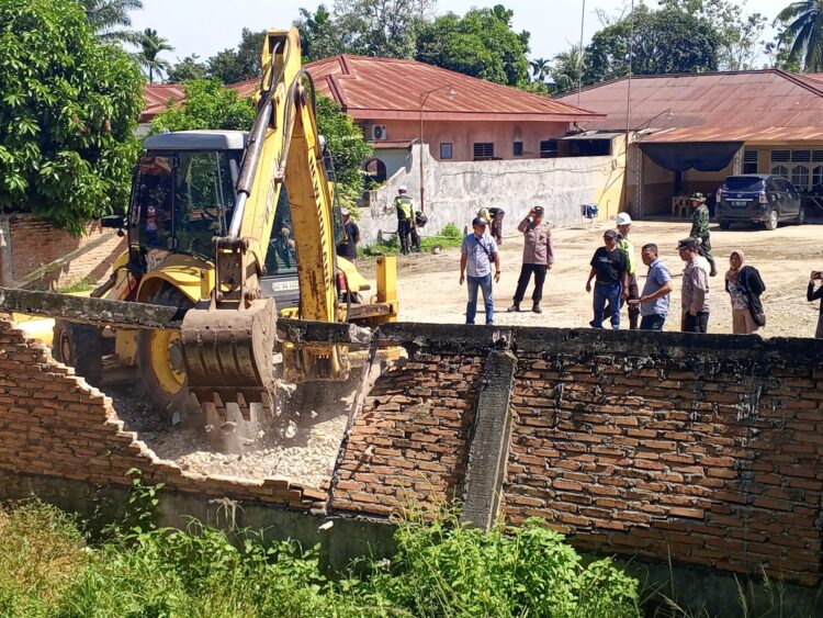 Pertamina EP Akhirnya Eksekusi Pagar Beton Milik Warga Yang Berada Di Area Trunk Line