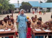 Hotma Wulansari Sitohang, guru kelas 1, SDN 30 Pasar Lapan, Kabupaten Batubara, berinovasi memadukan latihan motorik kasar dan motorik halus, dalam peningkatan kemampuan Numerasi peserta didiknya, pada Senin (11/8).