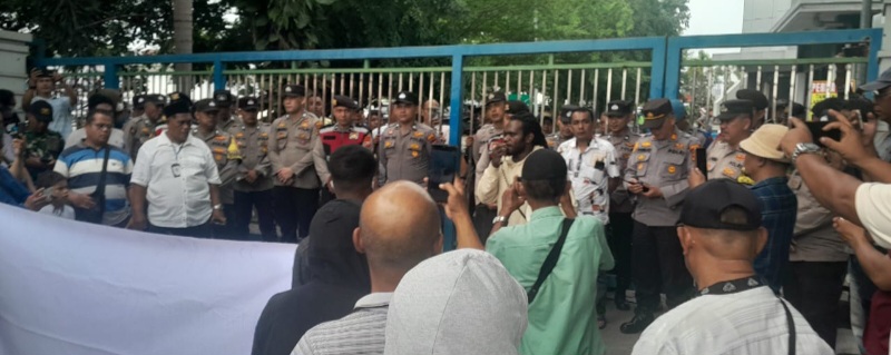 5.000 Ton Besi Pipa Ditahan, Warga Papua Demo Kantor Pelindo Regional 1