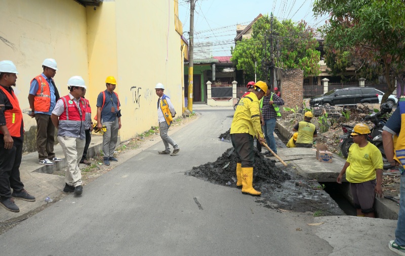 Kadis SDABMBK Medan Tinjau Normalisasi Drainase Dan Perkuat Komitmen K3