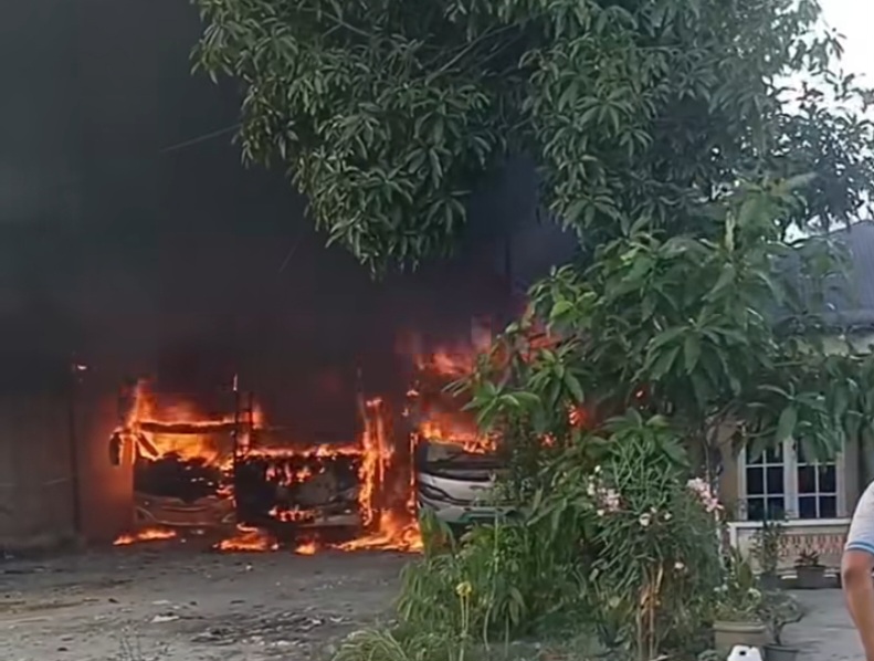 Tiga Bus Dan Dua Rumah Ludes Terbakar Di Klumpang Kebun