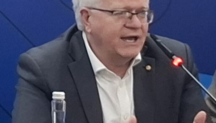 Bicara di KSTI 2025, Peraih Nobel Fisika Brian Schmidt Dorong Indonesia Bangun Ekosistem Riset Terpadu