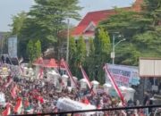 Kepung Kantor Bupati Pati, Massa Desak Sudewo Lengser