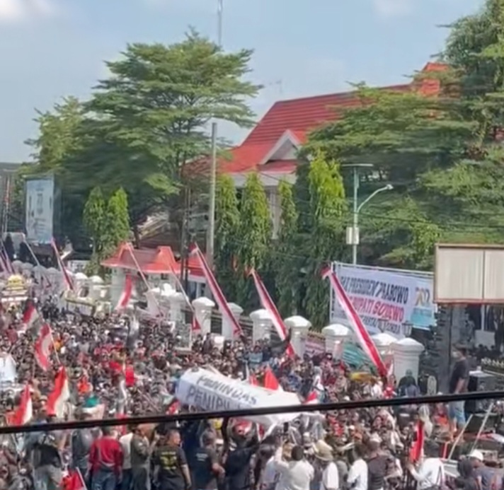 Kepung Kantor Bupati Pati, Massa Desak Sudewo Lengser
