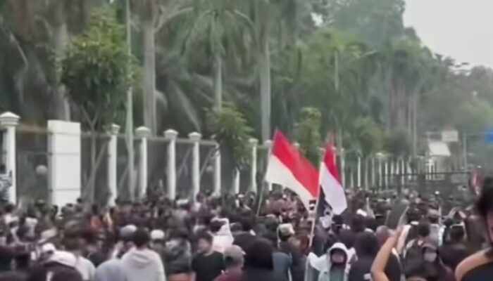 Jurnalis Foto ANTARA Dipukuli Oknum Aparat Saat Liput Demo Di DPR
