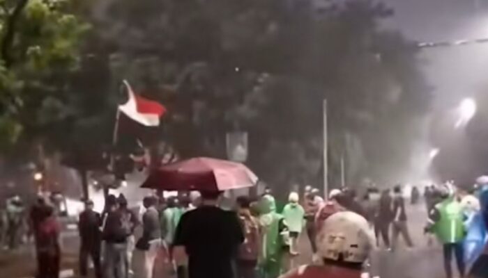 Protes Kematian Ojol, Massa Masih Bertahan Di Bilangan Mako Brimob