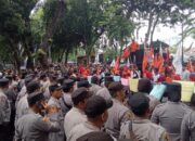 Buruh Dan Mahasiswa Gelar Aksi Demo Di DPRD Sumut