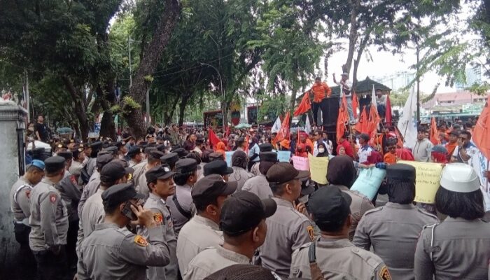 Buruh Dan Mahasiswa Gelar Aksi Demo Di DPRD Sumut