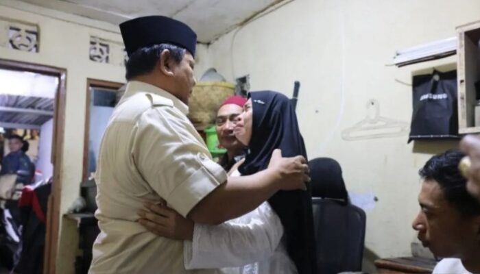 Prabowo Peluk Orang Tua Affan, Sampaikan Belasungkawa Di Rumah Duka