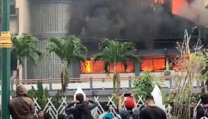 Gedung DPRD NTB Dibakar Massa, Mataram Memanas