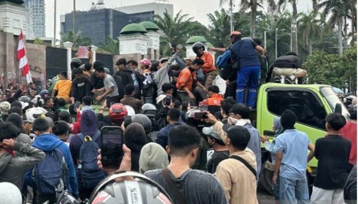 Massa Aksi Depan DPR Coba Jebol Gerbang, TNI Tempuh Langkah Persuasif