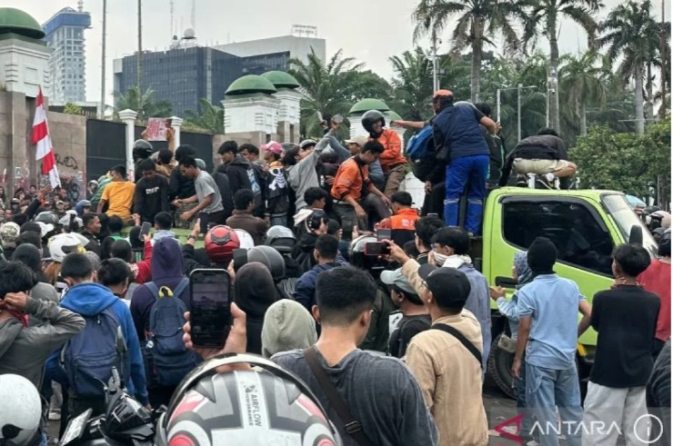 Massa Aksi Depan DPR Coba Jebol Gerbang, TNI Tempuh Langkah Persuasif