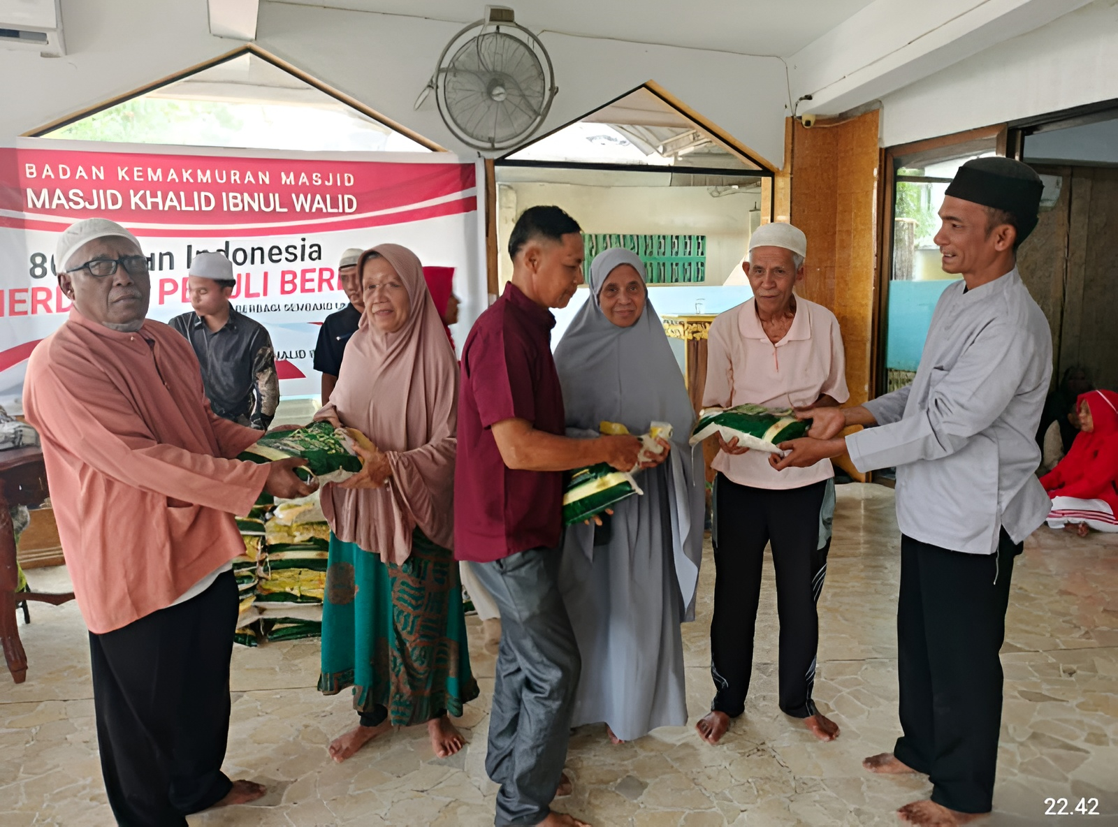 Sambut HUT Ke-80 RI, BKM Masjid Khalid Ibnu Walid Salurkan 200 Paket Beras