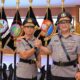 Irjen Pol Achmad Kartiko (kanan) melakukan salam komando dengan penggantinya Brigjen Pol Marzuki Alibasyah usai pelantikan. (Waspada.id/Ist)
