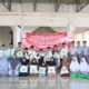 Santri Dayah Darul Quran Aceh menyerahkan sembako kepada masyarakat sekitar dalam rangka memperingati HUT Kemerdekaan Republik Indonesia di komplek dayah setempat, Gampong Tambo Baro, Kecamatan Kuta Malaka, Aceh Besar, Senin (17/8/2025). Waspada.id/T.Mansursyah