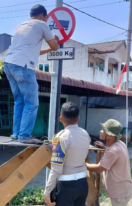Polres P.Siantar Pasang Rambu Larangan Berat Lebih 3 Ton Di Simpang Dua