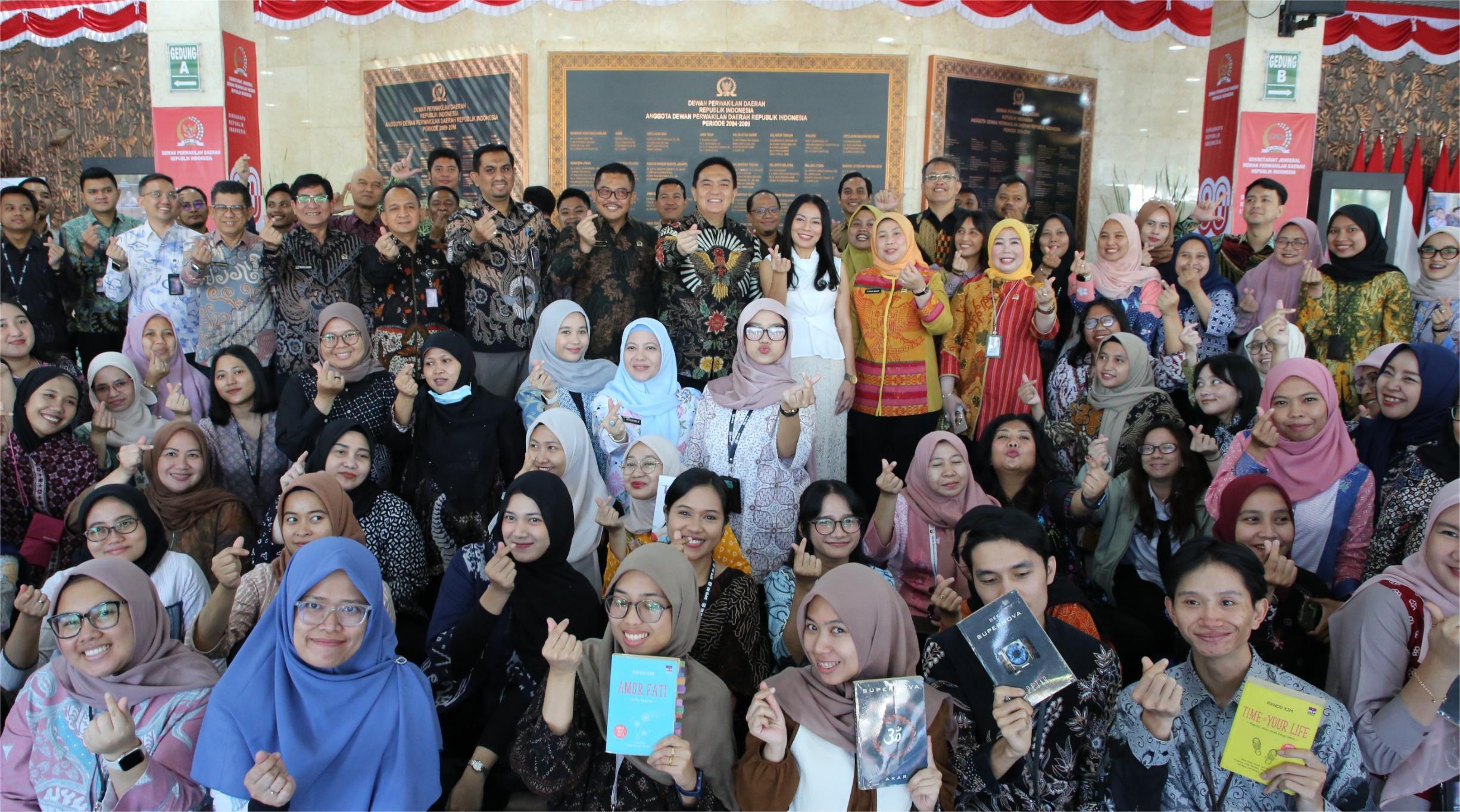 Lewat Buku, Sekjen DPD RI Ajak Masyarakat Bertumbuh Dalam Wawasan Dan Empati
