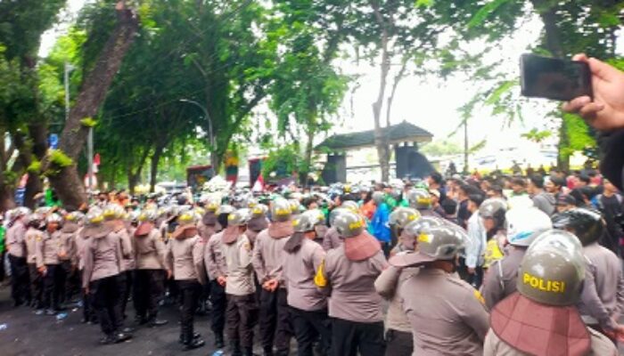 Demo Berubah Jadi Bentrokan Kembali Terjadi Di DPRD Sumut
