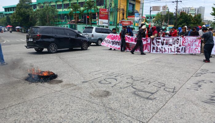 Bakar Ban Di Simpang Pelangi, Akbar Sumut Kritik Anggota Dewan Yang Tak Muncul