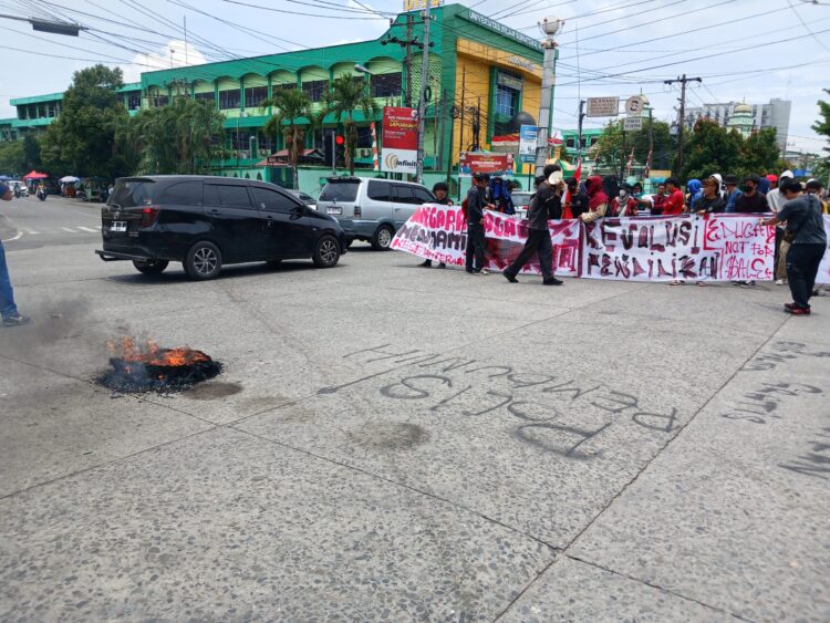 Bakar Ban Di Simpang Pelangi, Akbar Sumut Kritik Anggota Dewan Yang Tak Muncul