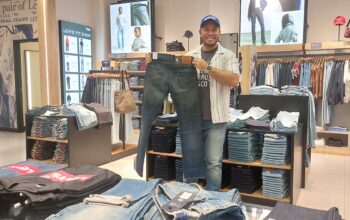 Country Marketing Lead, Levi Strauss Indonesia, Stiffen Andika Kusuma saat menunjukkan salah satu produk Levi’s®, di The Original Levi’s® Store di Sun Plaza dan Levi’s® Counter di SOGO Deli Park Mall.