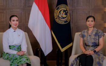 Menteri Pariwisata Widiyanti Putri Wardhana bersama Wakil Menteri Pariwisata Ni Luh Puspa saat menyampaikan “Laporan Kinerja Bulanan”, di Jakarta baru-baru ini.