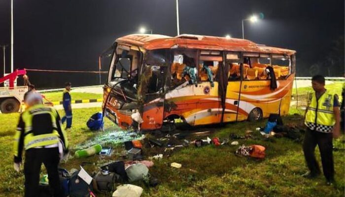 Bus Atlet Sumut Terguling Tabrak Pembatas di Padang Pariaman, Dua Tewas, Puluhan Terluka