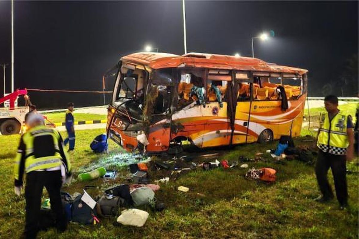 Bus Atlet Sumut Terguling Tabrak Pembatas di Padang Pariaman, Dua Tewas, Puluhan Terluka