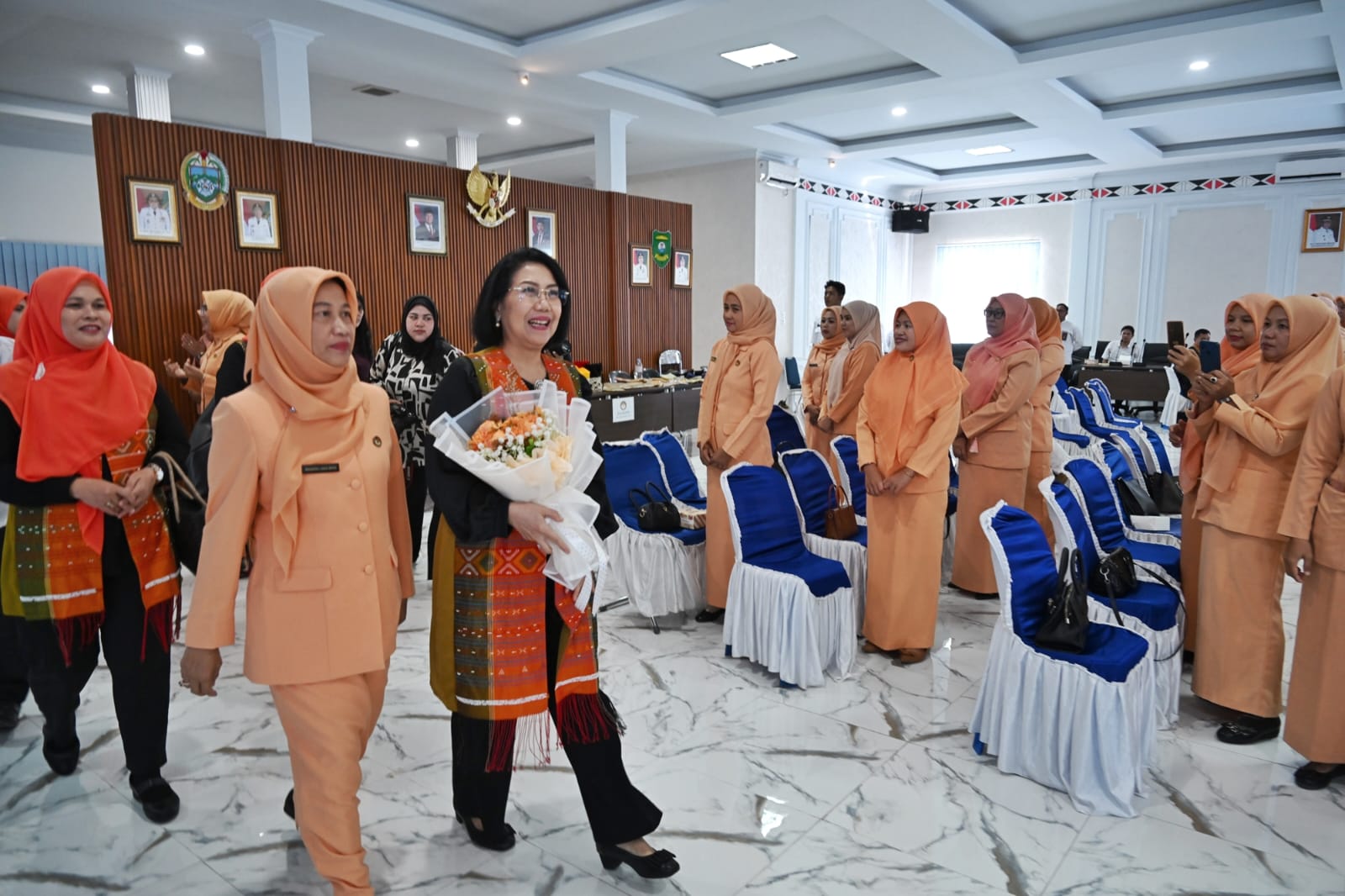 Kunjungan Kerja Ke Madina, Ketua DWP Sumut Serahkan Bantuan Makanan Dan Minuman Sehat Untuk Balita Dan Ibu Hamil