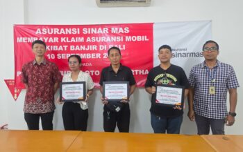 Asuransi Sinar Mas membuktikan komitmen layanannya melalui pembayaran klaim asuransi kendaraan kepada nasabah PT Oto Multiartha yang terdampak Bencana Banjir Bali pada 10 September 2025.