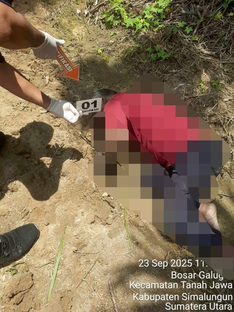 Polsek Tanah Jawa Evakuasi Mayat Lansia Di Perladangan