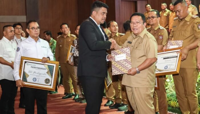 Wali Kota Pematangsiantar Terima Penghargaan UHC Dari Gubernur Sumut
