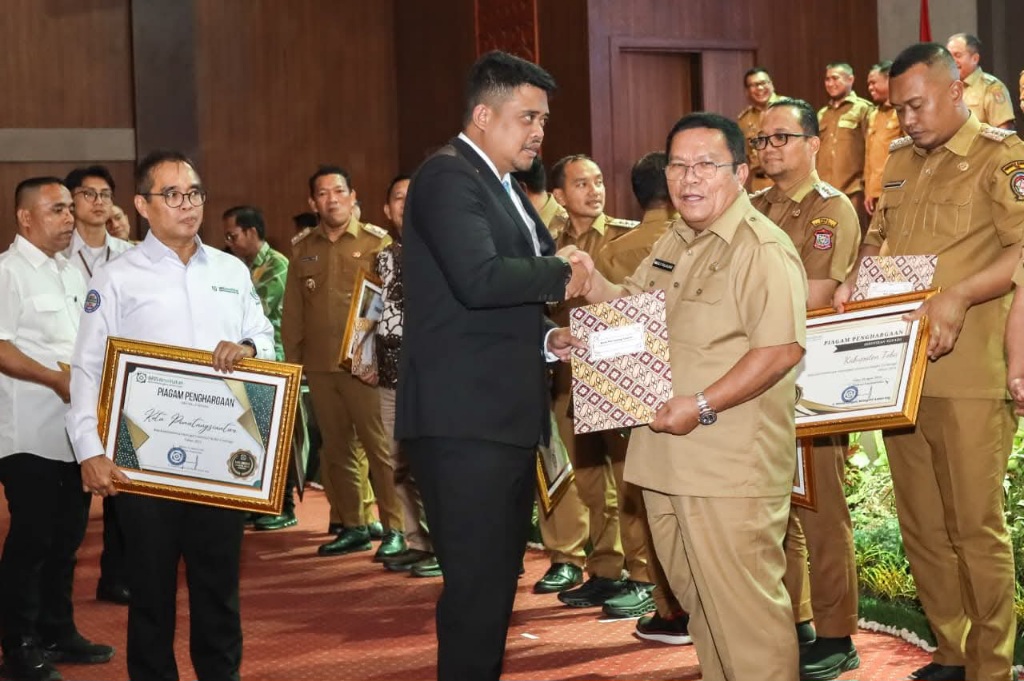 Wali Kota Pematangsiantar Terima Penghargaan UHC Dari Gubernur Sumut