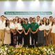 Kiri ke kanan: Anggota Dewan Wali Amanat Tanoto Foundation, Belinda Tanoto (layar kiri), Country Head, Tanoto Foundation Indonesia, Inge Kusuma dan Head of Leadership Development and Scholarship Tanoto Foundation, Yosea Kurnianto (tengah), serta CEO Tanoto Foundation, Benny Lee (layar kanan), berfoto bersama Tanoto Foundation Fellows Cohort 2024 dan 2025.