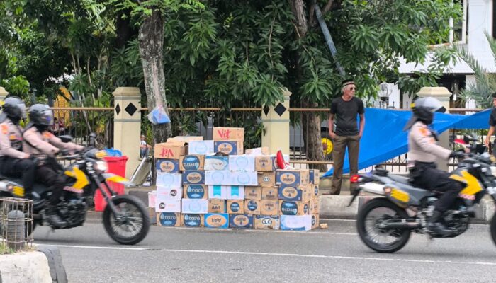 Gedung DPR Aceh Masih Dihiasi Tumpukan Air Mineral Sumbangan Rakyat
