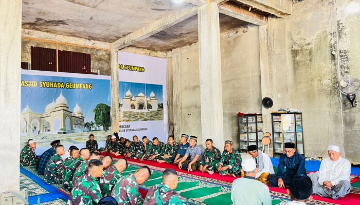 Prajurit TNI Yonif TP 857/GG Dan Warga Geumpang Larut Dalam Doa