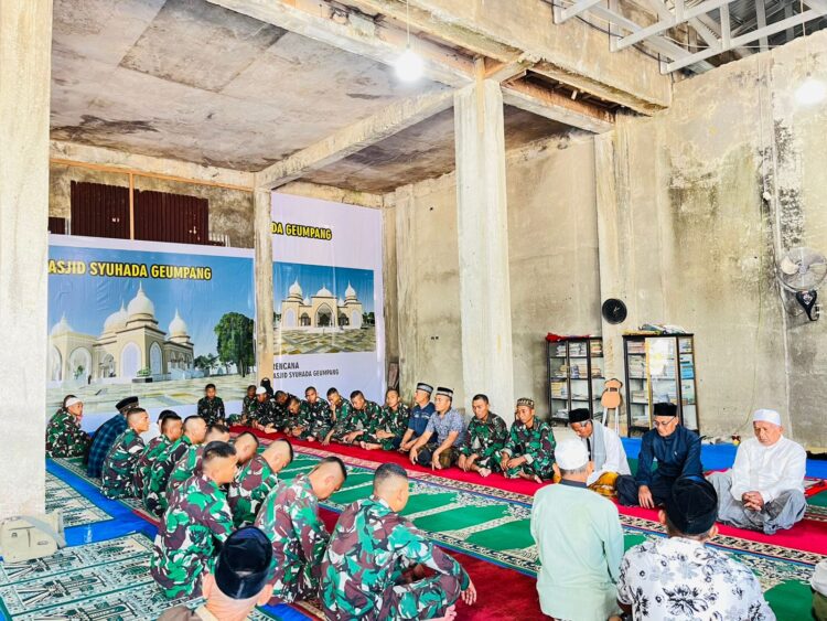 Prajurit TNI Yonif TP 857/GG Dan Warga Geumpang Larut Dalam Doa