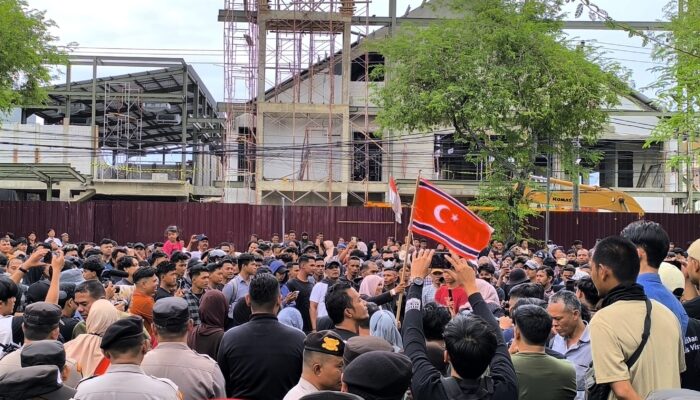 Bendera Bulan Bintang Dan One Piece Dikibarkan Pendemo Di DPRA