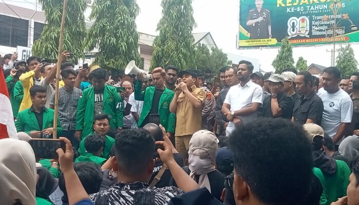 Wali Kota dan Ketua DPRK Lhokseumawe Teken Petisi Mahasiswa Demo